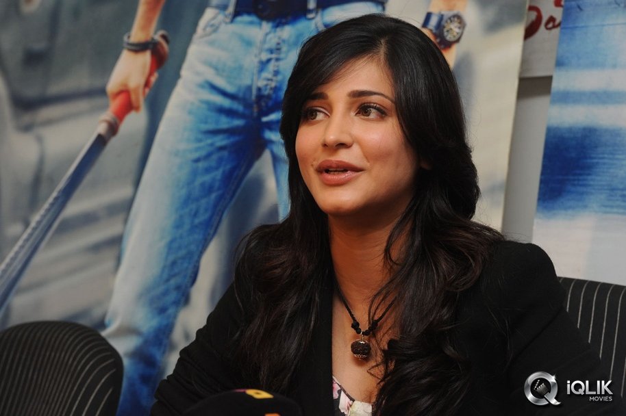 Shruti-Haasan-at-Ramayya-Vastavayya-Press-Meet